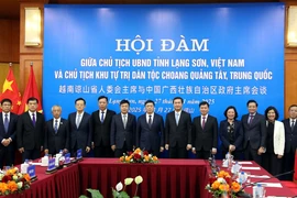 Représentants de Lang Son et du Guangxi (Chine) lors de l'entretien. Photo: VNA