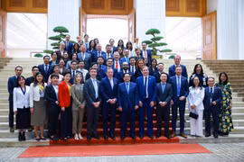 Le Premier ministre Pham Minh Chinh et les délégués lors de la rencontre. Photo: VNA