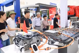Des solutions technologiques pour les véhicules électriques sont présentées à l’Exposition des réalisations nationales. Photo : nhandan.vn