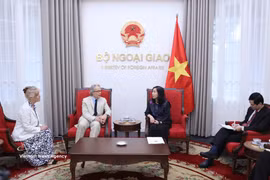 La vice-ministre des Affaires étrangères Le Thi Thu Hang reçoit Charles Henry Gordon-Lennox, duc de Richmond et de Gordon (Royaume-Uni), et son épouse. Photo: VNA