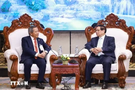 Le Premier ministre Pham Minh Chinh (droite) et le président de l'Association d'amitié Laos-Vietnam, Boviengkham Vongdara. Photo: VNA