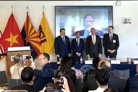 Trois anciens ambassadeurs américains au Vietnam et l'ambassadeur du Vietnam aux États-Unis, Nguyen Quoc Dung (deuxième à partir de la gauche). Photo: VNA