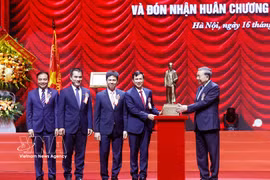 Le secrétaire général du Parti communiste du Vietnam et président du Vietnam, To Lam, offre une statue du Président Ho Chi Minh à l’Université nationale du Vietnam à Hanoï. Photo : VNA