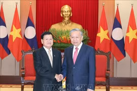 Le secrétaire général du Parti communiste du Vietnam (PCV), To Lam (à droite), et le secrétaire général du Parti populaire révolutionnaire du Laos (PPRL) et président du Laos, Thongloun Sisoulith. Photo: VNA