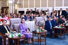 Les chefs des gouvernements vietnamien et thaïlandais lors de l'événement. Photo: VNA