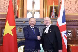 Le secrétaire général Tô Lâm et le président de la Chambre des communes Lindsay Hoyle. Photo: VNA