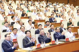 Le secrétaire général To Lam (au milieu) avec des délégués à la conférence à l’Assemblée nationale, à Hanoï. Photo : VNA