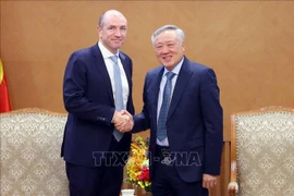 Richard Sell, directeur général du groupe Haeco (membre du groupe Swire), et le vice-Premier ministre permanent Nguyen Hoa Binh (à droite). Photo: VNA