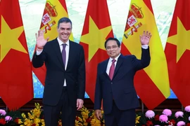 Les Premiers ministres Pham Minh Chinh et Pedro Sanchez à Hanoï, le 9 avril 2025. Photo : VNA