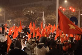 Des dizaines de milliers de personnes ont envahi les rues pour célébrer la victoire de l'équipe vietnamienne des moins de 23 ans. Photo : VNA