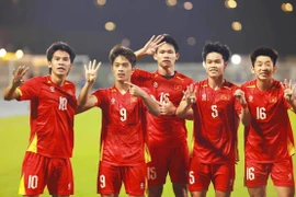 Des joueurs vietnamiens célèbrent le premier but de Quoc Viet. Photo : AFC/VNA