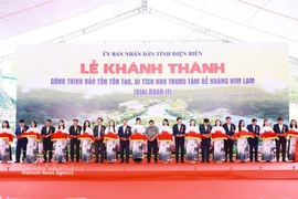 Le Premier ministre Pham Minh Chinh et des délégués coupent le ruban lors de la cérémonie d'inauguration. Photo : VNA