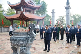 Le Premier ministre Pham Minh Chinh offre de l’encens au mémorial du Président Ho Chi Minh sur le site historique de la colline E2, dans la province de Dien Bien. Photo : VNA