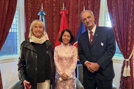 L'ambassadrice Ngo Minh Nguyet et des amis argentins lors de l'événement. Photo: VNA