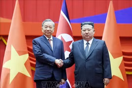 Le secrétaire général du Parti communiste du Vietnam (PCV), To Lam (à gauche), et le secrétaire général du Parti du travail de Corée et président de la Commission des affaires d’État de la République populaire démocratique de Corée (RPDC), Kim Jong Un. Photo: VNA