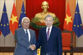 Le secrétaire général du Parti, To Lam, reçoit le président du Conseil européen, António Costa. Photo : VNA