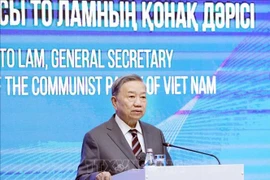 Le secrétaire général du Parti communiste du Vietnam (PCV), Tô Lâm, à l’Académie d’administration publique auprès du Président du Kazakhstan. Photo: VNA