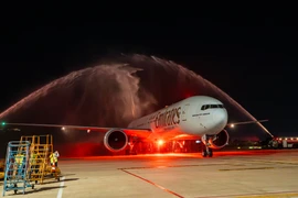 Le premier vol d’Emirates à destination de Da Nang est salué par un jet d’eau cérémoniel. Photo: Sun Group