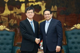 Le Premier ministre Pham Minh Chinh (droite) reçoit le ministre chinois des Affaires des Anciens Combattants. Photo: VNA