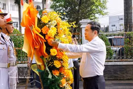 Le président de l’Assemblée nationale, Tran Thanh Man, dépose des fleurs en hommage au Président Ho Chi Minh et aux Héros morts pour la Patrie, sur le site commémoratif de l’Insurrection de Nam Ky. Photo: VNA