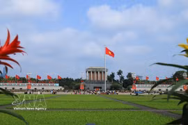 Le mausolée du Président Ho Chi Minh attire un grand nombre de visiteurs. Photo : VNA