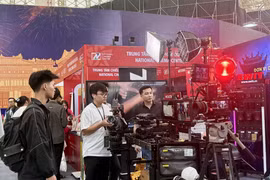 Des visiteurs découvrent des technologies innovantes du cinéma lors de la Foire. Photo : VNA 
