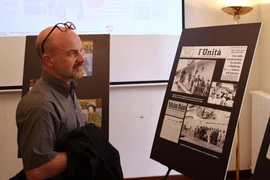 Un visiteur à l’exposition photographique intitulée « Solidarité et soutien du peuple italien au Vietnam ». Photo: VNA