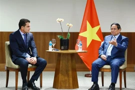 Le Premier ministre Pham Minh Chinh et un représentant du groupe JBS. Photo: VNA