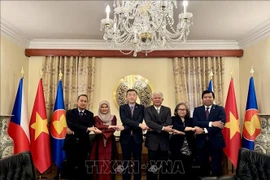 Ambassadeurs, chefs de missions diplomatiques de six pays membres de l’ACP, que sont le Vietnam, la Thaïlande, la Malaisie, le Myanmar, l'Indonésie et les Philippines. Photo: VNA