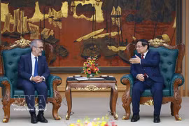 Le Premier ministre Pham Minh Chinh (à droite) et le ministre d’État et ministre des Affaires étrangères du Portugal, Paulo Rangel. Photo: VNA