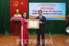 Le vice-président du Comité populaire provincial de Bac Ninh, Le Xuan Loi, remet le satisfecit du Premier ministre à Le Thi Thu Huyen, directrice adjointe du Comité de gestion des parcs incustriels de Bac Ninh. Photo: VNA