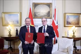 Le secrétaire général Tô Lâm et le Premier ministre Keir Starmer échangent la Déclaration conjointe portant sur l’élévation des relations Vietnam–Royaume-Uni au niveau de Partenariat stratégique global. Photo: VNA