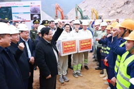 Le Premier ministre Pham Minh Chinh présente ses vœux du Têt aux unités de construction du projet d’autoroute Dong Dang (Lang Son) - Tra Linh (Cao Bang). Photo : VNA