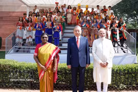 La présidente de l’Inde, Droupadi Murmu, et le Premier ministre Narendra Modi président conjointement la cérémonie d'accueil du dirigeant vietnamien To Lam. Photo: VNA