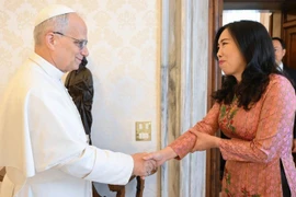 Le pape Léon XIV et La vice-ministre des Affaires étrangères, Le Thi Thu Hang. Photo: ministère des Affaires étrangères