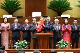 Le secrétaire général To Lam, au nom des députés de la 16e législature, offre des fleurs de félicitations au président de l’Assemblée nationale Tran Thanh Man, aux vice-présidents de l’Assemblée nationale et aux membres du Comité permanent. Photo : VNA