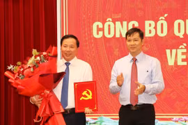 Nguyen Thanh Tam, membre du Comité central du Parti et vice-chef de la Commission d’organisation du Comité central, remet la décision du Secrétariat à Nguyen Van Ut. Photo: VNA