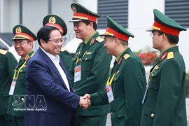 Le Premier ministre Pham Minh Chinh avec des dirigeants du groupe Viettel. Photo : VNA