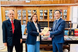 L'ambassadeur Duong Hai Hung offre des livres à la vice-ministre de la Culture de Chypre, Vasiliki Kassianidou. Photo: ambassade du Vietnam