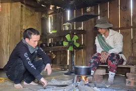 A Nhanh (à gauche), dans la province de Quang Ngai, a été secouru et rapatrié chez lui après avoir été amené au Cambodge avec l'astuce du « travail facile, salaire élevé »: Photo: VNA