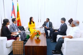 L’ambassadrice du Vietnam au Sri Lanka, Trinh Thi Tam, et des représentants sri lankais. Photo: ambassade du Vietnam au Sri Lanka