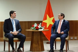 Le Premier ministre Pham Minh Chinh (droite) et un dirigeant du groupe Vale. Photo: VNA