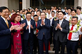 Le président de l’Assemblée nationale, Tran Thanh Man, et les travailleurs exemplaires du secteur pétrolier. Photo: VNA