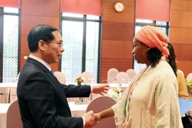 Le vice-Premier ministre et ministre des Affaires étrangères, Bui Thanh Son, et Fatou Haïdara, Adjointe au Directeur Général de l’Organisation des Nations Unies pour le développement industriel (ONUDI). Photo: VNA