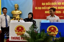 Des électeurs cham votent au bureau de vote n° 26, quartier de Gia Dinh, à Ho Chi Minh-Ville, le 15 mars 2026. Photo : VNA