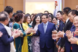 Le Premier ministre Pham Minh Chinh et des représentants d’entreprises. Photo: VNA
