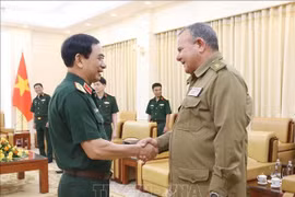 Le général d’armée Phan Van Giang, ministre de la Défense, et le général de division Victor Leonardo Rojo Ramos, chef de la Direction Politique du Ministère des Forces armées révolutionnaires de Cuba. Photo: VNA