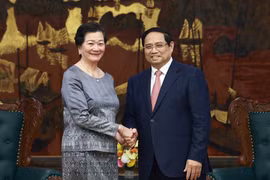 Le Premier ministre Pham Minh Chinh et l’ambassadrice du Cambodge Chea Kimtha. Photo: VNA