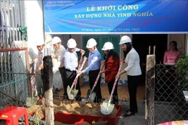 Début de la construction de maisons pour les personnes ayant rendu des services méritoires dans la ville de Can Tho. Photo : VNA