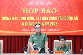 Le général Nguyên Thanh Tung, directeur de la police de Hanoï, répond aux questions des journalistes. Photo : VNA
